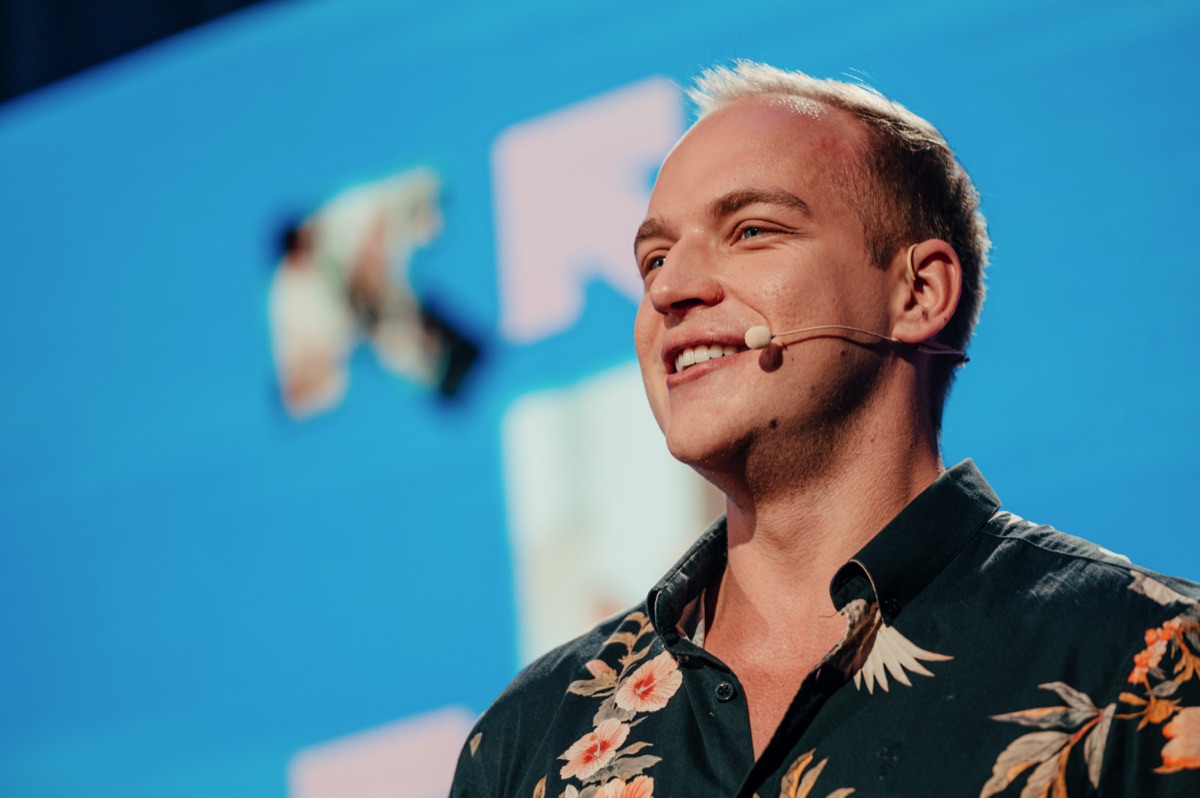 Karl Kangur SEO Estonia konverentsi laval